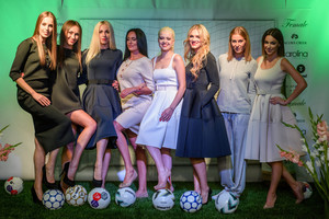 Futbolininkų žmonos LFF stadione pristatė savo kurtus drabužius