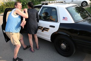 Šerifo mašiną pamatęs vyras nusprendė nubausti savo draugę