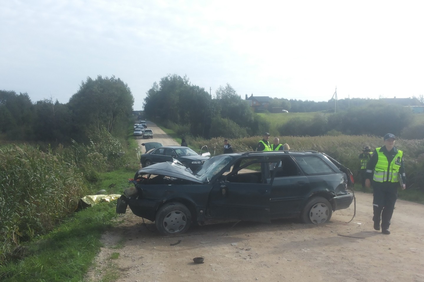 Mažiausiai du žmonės žuvo ir vienas buvo sužeistas trečiadienį Trakų rajone susidūrus dviem „Audi“ automobiliams.<br>D.Umbraso nuotr.