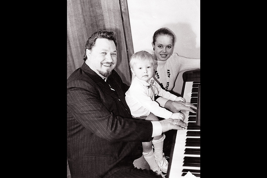 Šeimos „fortepijoninis trio“ su mažuoju Virgučiu.