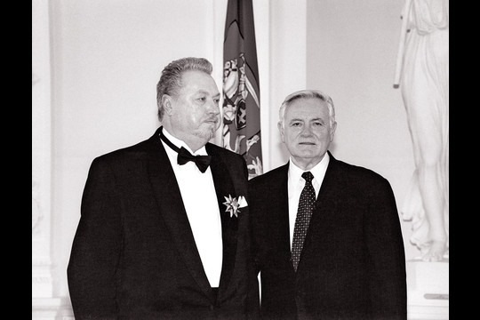 Prezidentas Valdas Adamkus 2003 m. suteikė aukščiausią apdovanojimą – ordino „Už nuopelnus Lietuvai“ Didįjį kryžių.