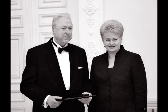 2010-ieji. Lietuvos nacionalinė kultūros ir meno premija iš prezidentės Dalios Grybauskaitės rankų.