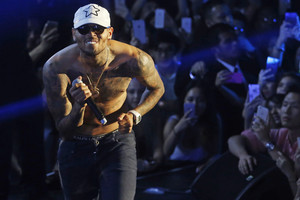 Siūloma skandalingo atlikėjo Ch. Browno neįleisti į Australiją