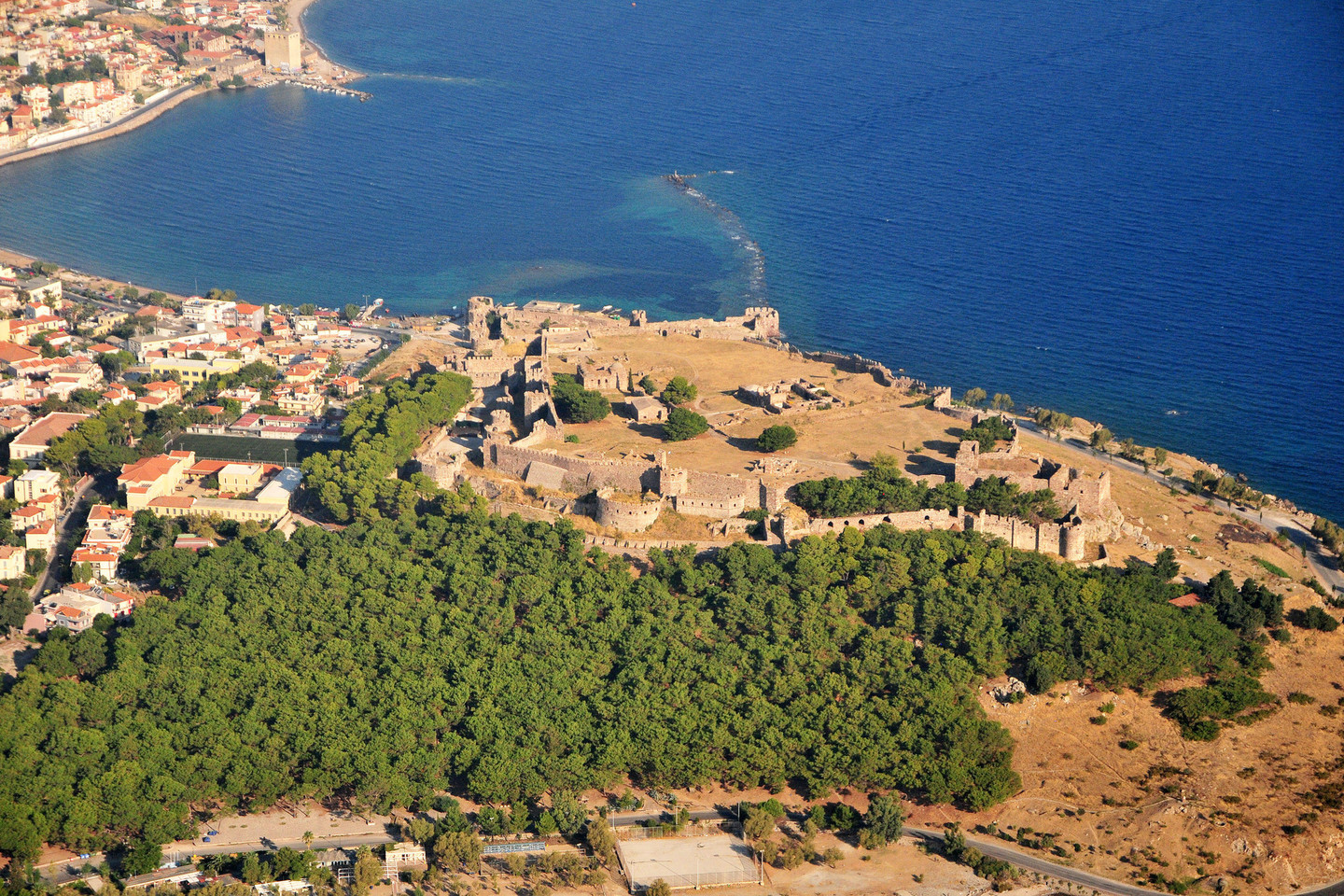 Graikijai priklausančios Lesbo salos sostinė Mitilėnė pro lietuvių sraigtasparnio langą.<br>A.Vaitkevičiaus nuotr.