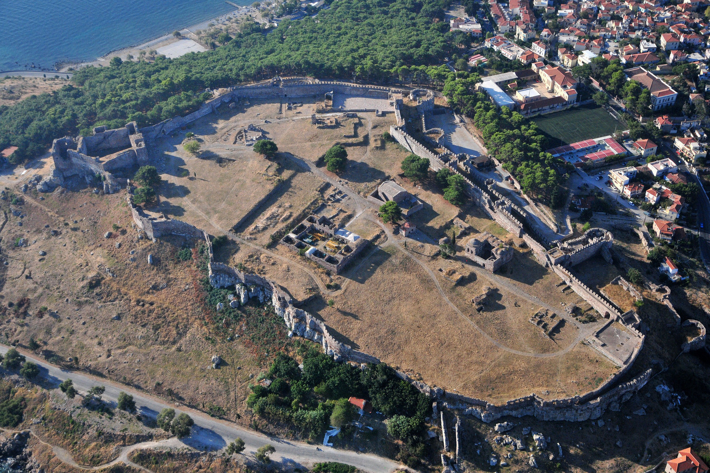 Graikijai priklausančios Lesbo salos sostinė Mitilėnė pro lietuvių sraigtasparnio langą.<br>A.Vaitkevičiaus nuotr.