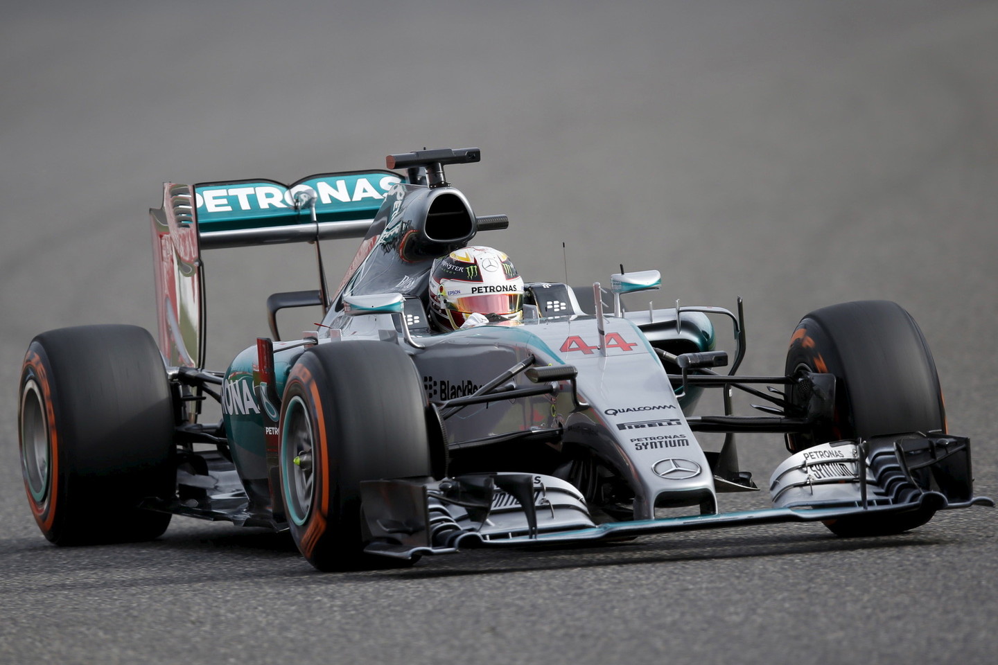 „Formulės-1“ Japonijos GP kvalifikaciją laimėjo sezono lyderiai „Mercedes“.<br>Reuters/Scanpix nuotr.