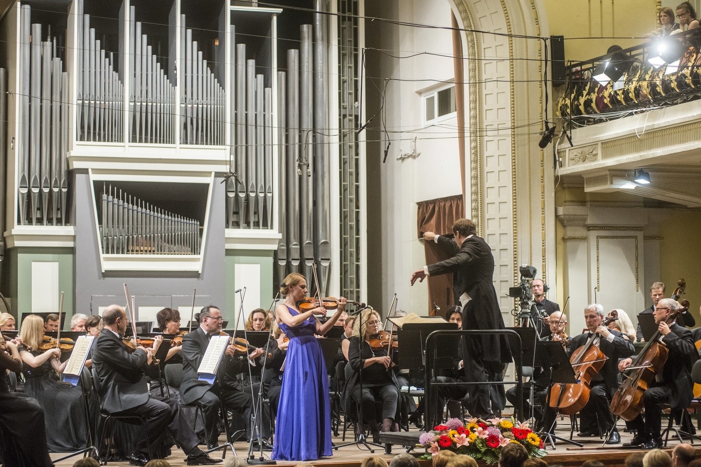 Su M.Pitrėno diriguojamu LNSO F.Mendelssohno-Bartholdy Koncertą griežė smuikininkė D.Kuznecovaitė.<br>D.Matvejevo nuotr.