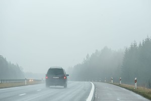 Atskleidė, kokiu paros metu rūkas vairuotojams trukdo labiausiai
