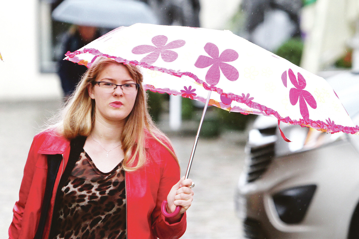 Gėlėti ir miesto vaizdais dekoruoti skėčiai traukia praeivių dėmesį ir vilioja geriau įsižiūrėti į jų savininkes.