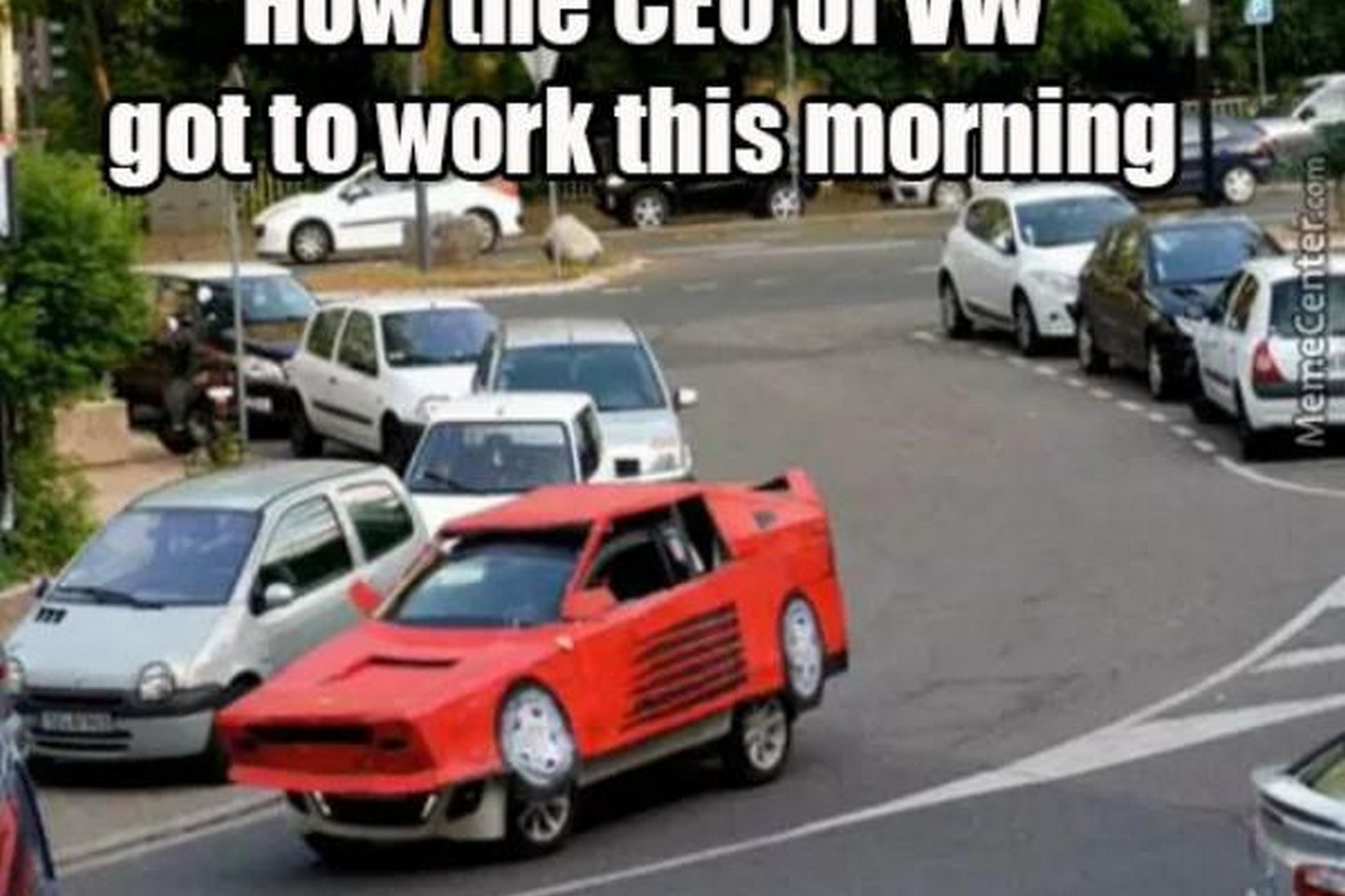 „Volkswagen“ nuopolį pašiepiančių memų nuotraikos pastebimai skiriasi.<br>Facebook.com nuotr.
