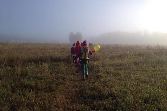 Į unikalią mokyklą vaikai klampoja miško takais ir brūzgynais