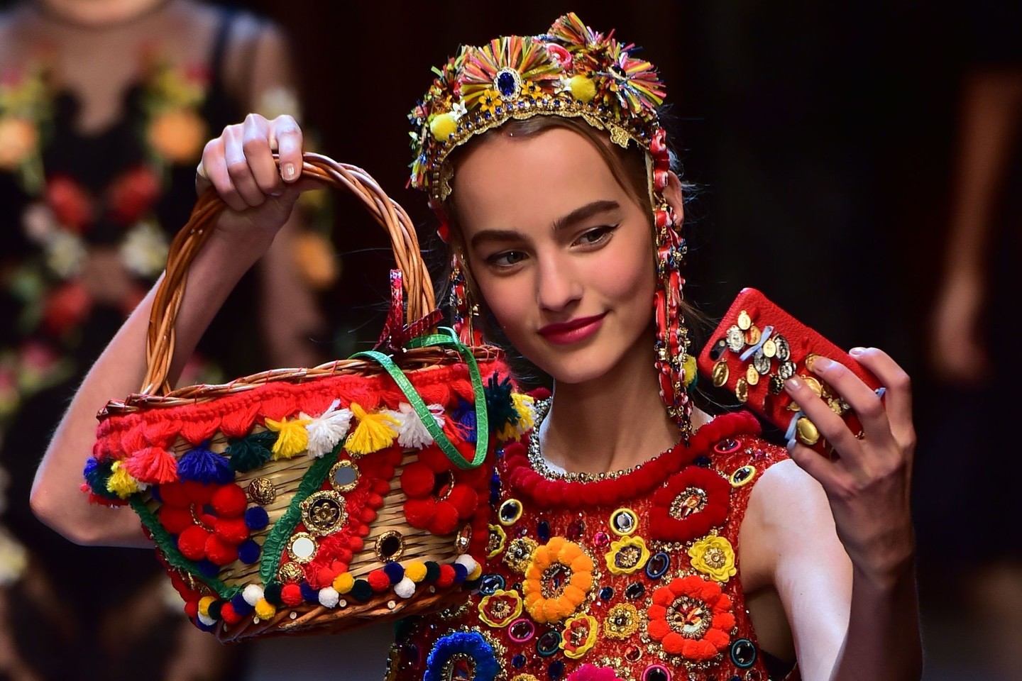 Per „Dolce &amp; Gabbana“ madų šou buvo pristatyti įdėklai mobiliesiems telefonams.<br>Scanpix nuotr.