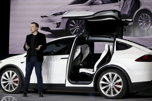 „Tesla“ pristatė svarbiausią metų automobilį – „Model X“