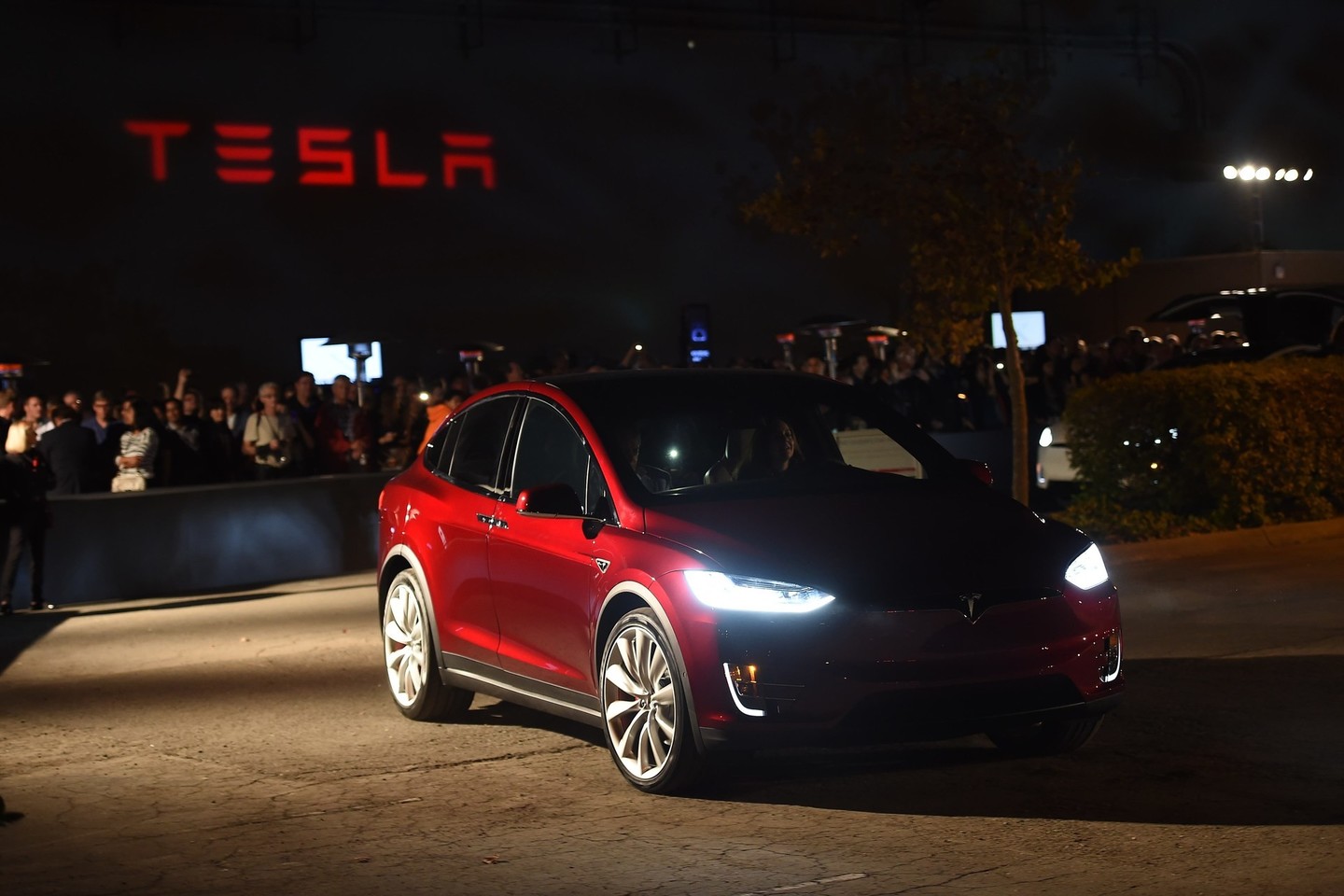 „Model X“ debiutą stebėjo minia žmonių.<br>AFP/Scanpix nuotr.