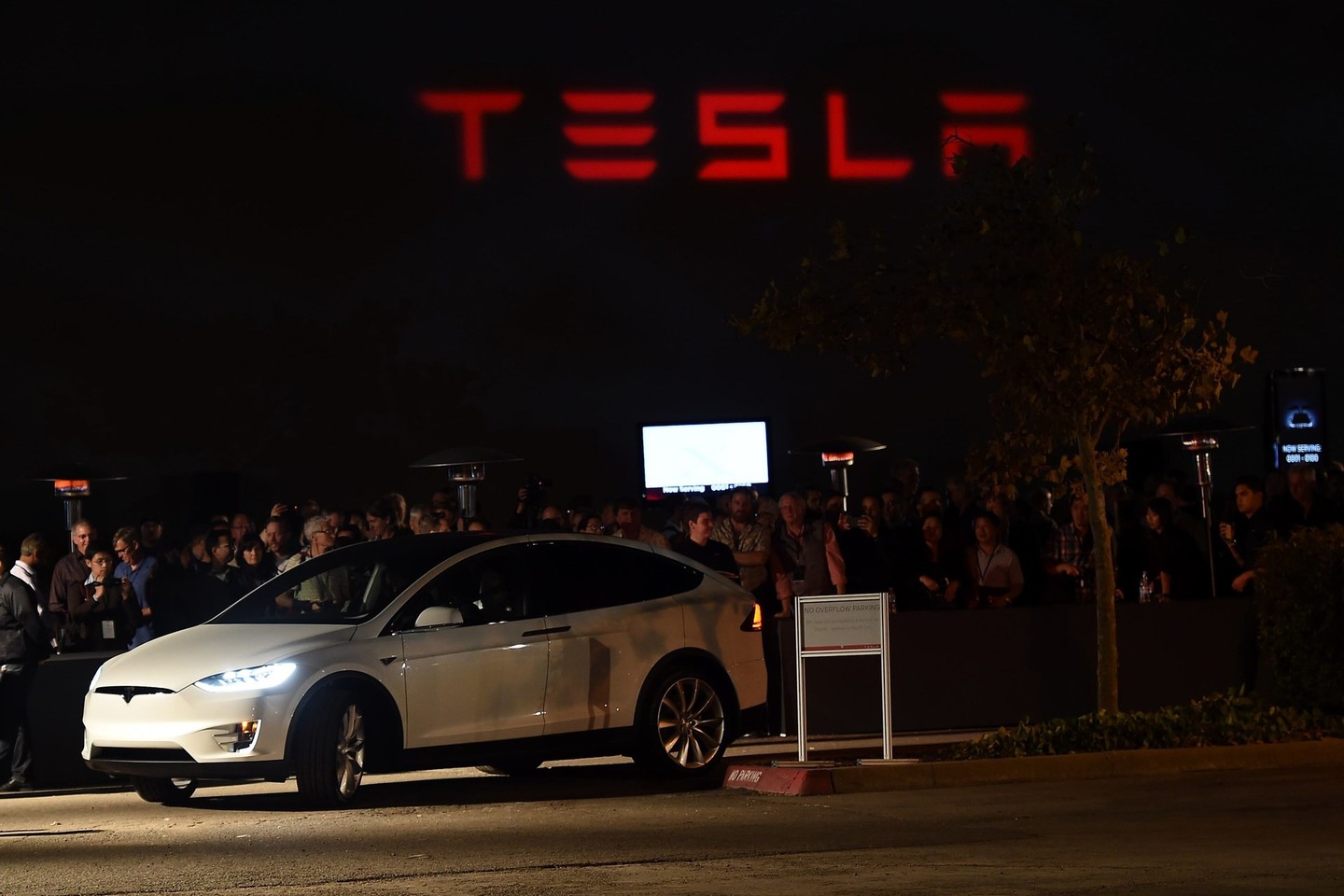 „Model X“ debiutą stebėjo minia žmonių.<br>AFP/Scanpix nuotr.