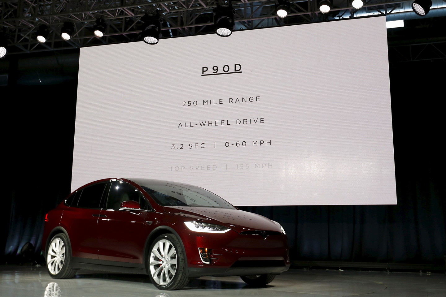 Laukiamiausias metų modelis, elektrinis visureigis „Tesla Model X“ išsiskiria įspūdingu pagreičiu ir į viršų atidaromomis galinėmis durimis.<br>Reuters/Scanpix nuotr.