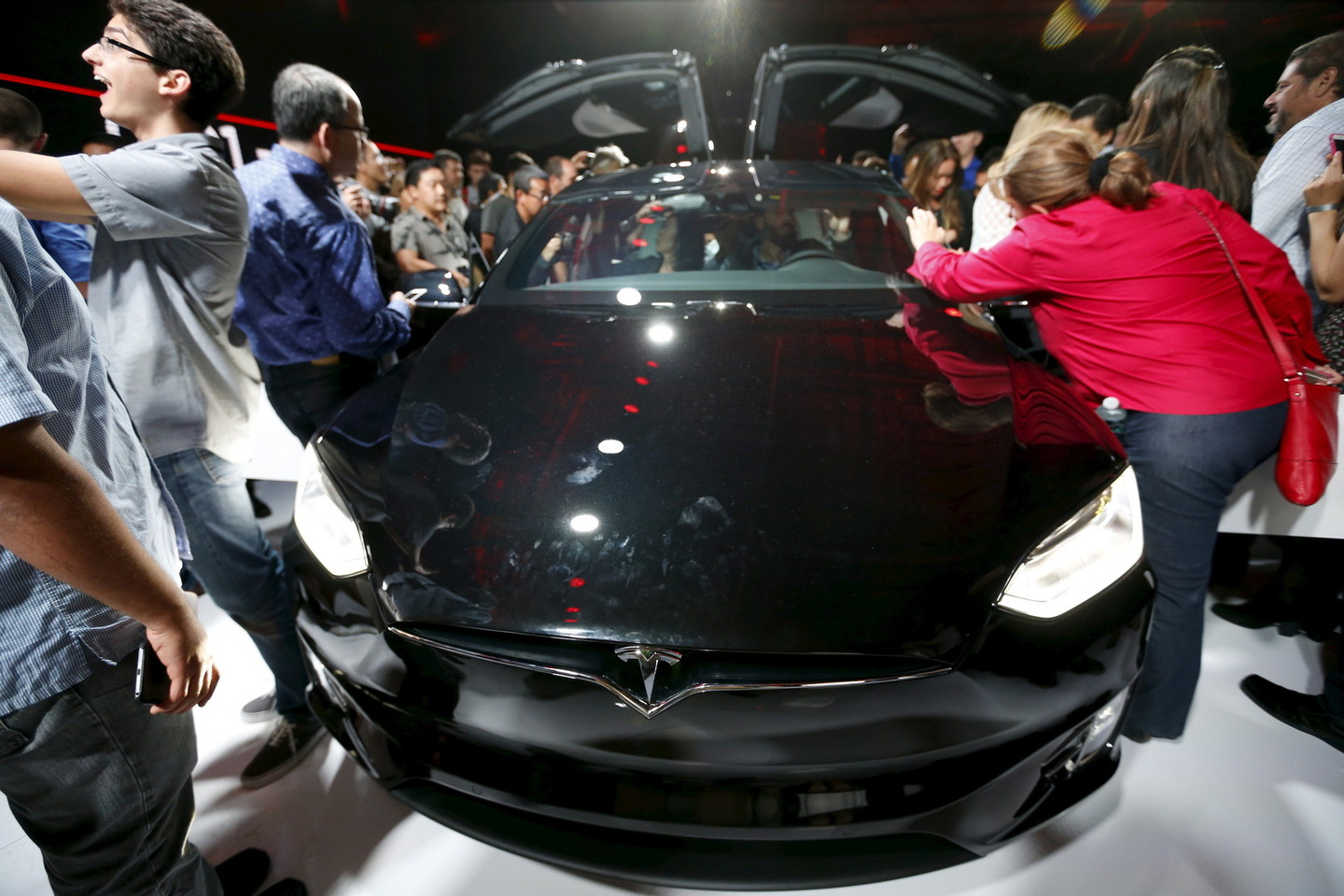 Laukiamiausias metų modelis, elektrinis visureigis „Tesla Model X“ išsiskiria įspūdingu pagreičiu ir į viršų atidaromomis galinėmis durimis.<br>Reuters/Scanpix nuotr.