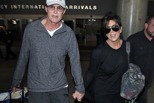 Iš ilgesio lytį pakeitusiam sutuoktiniui Kris Jenner pravirko