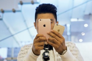 „iPhone 6S“ pirkėjai skundžiasi, kad telefonas veikia per gerai