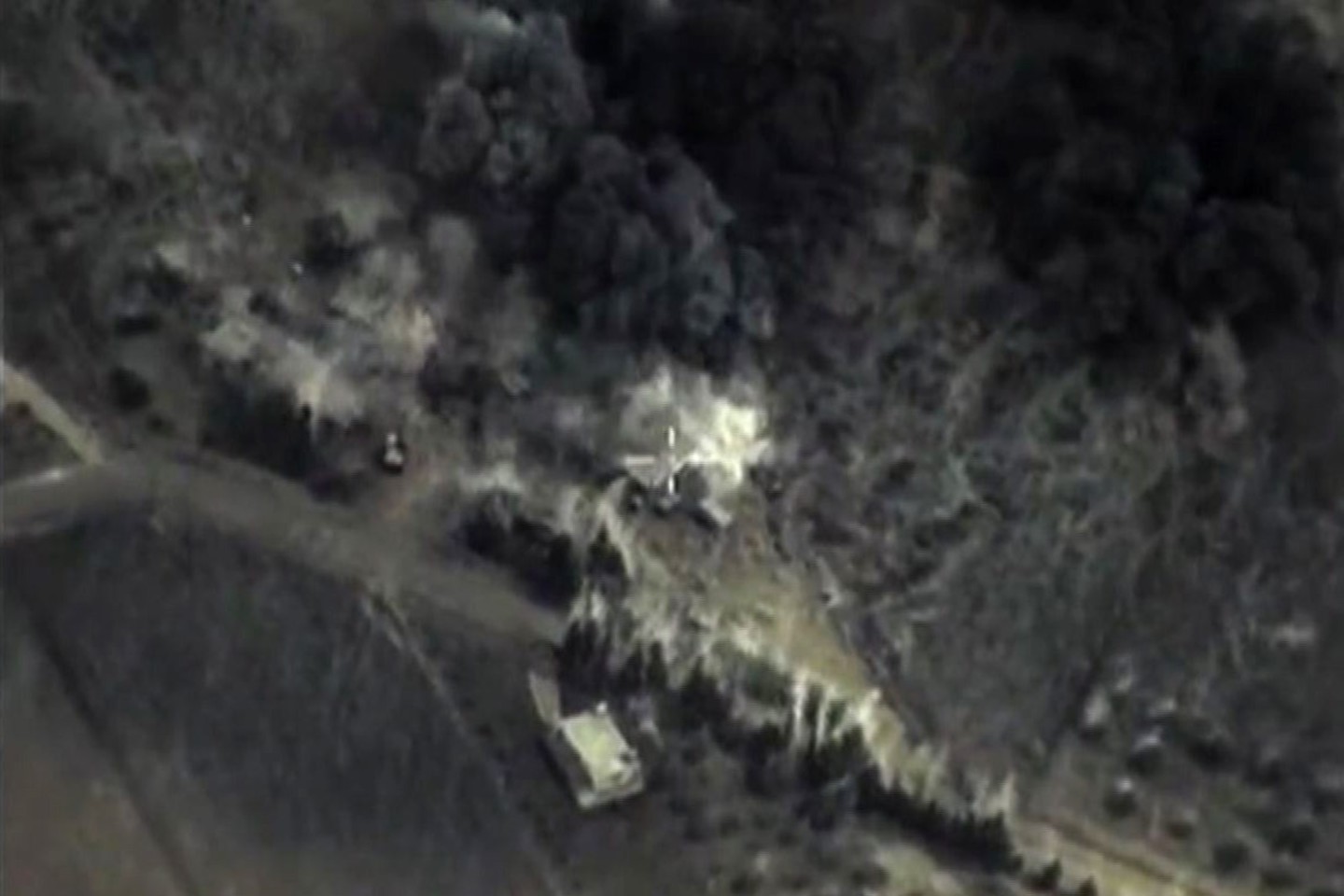 Vaizdo įraše matoma viena tokių atakų, kurią rusai vadina „chirurginiu smūgiu“.<br>AFP nuotr.