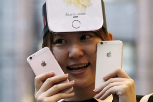 „Apple“ gerbėjai niršta: jų „iPhone“ be priežasties išsijungia