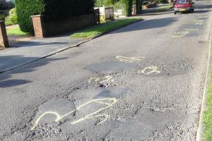 Įtūžęs vairuotojas „papuošė“ gatvę vyriškais lyties organais