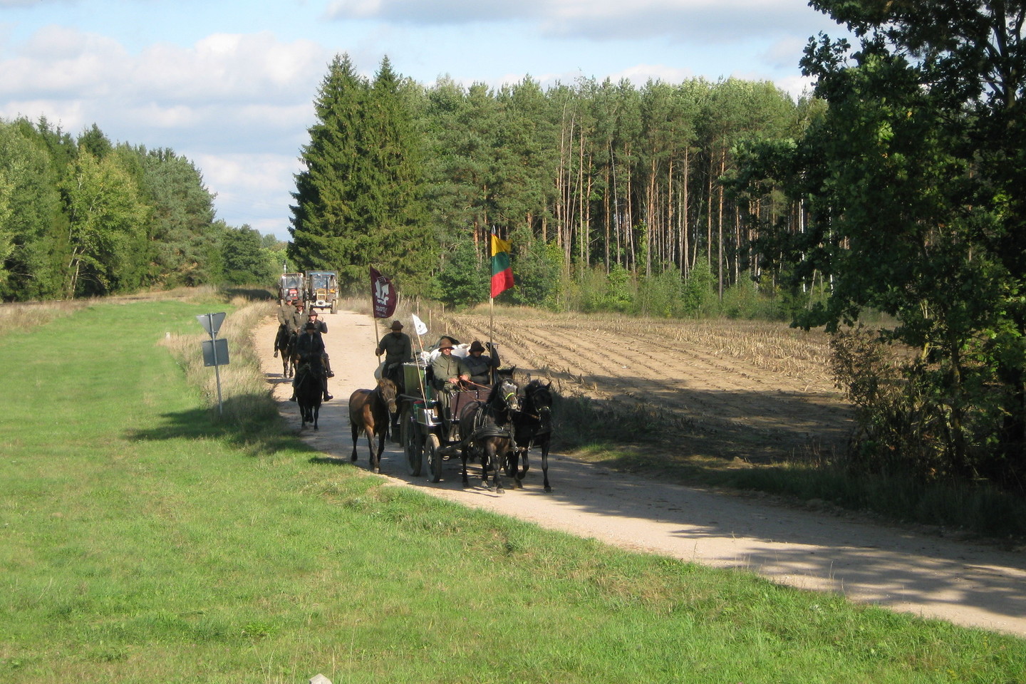 Žygio aplink Lietuvą raiteliai Ožkinių kaime (Lenkija) pasirodė nuo Trakiškių (Lenkija) pusės.<br>L.Juodzevičienės nuotr.