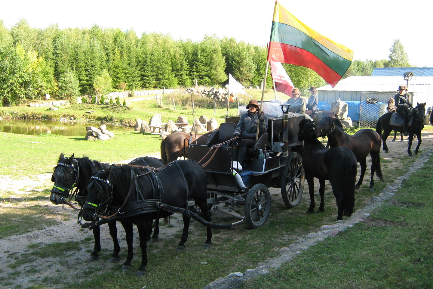 Raiteliai ir žirgai buvo svetingai sutikti Ožkinių kaimo (Lenkija) gyventojo P.Lukoševičiaus puoselėjamoje jotvingių ir prūsų sodyboje.<br>L.Juodzevičienės nuotr.