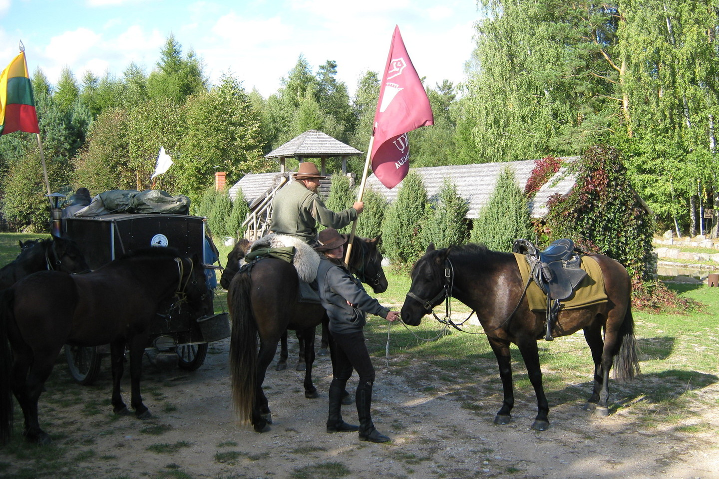 Raiteliai ir žirgai buvo svetingai sutikti Ožkinių kaimo (Lenkija) gyventojo P.Lukoševičiaus puoselėjamoje jotvingių ir prūsų sodyboje.<br>L.Juodzevičienės nuotr.