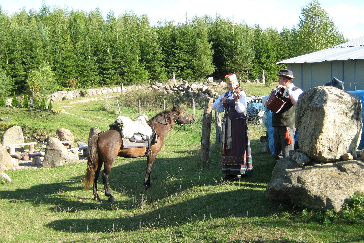 Raiteliai ir žirgai buvo svetingai sutikti Ožkinių kaimo (Lenkija) gyventojo P.Lukoševičiaus puoselėjamoje jotvingių ir prūsų sodyboje. Lenkijos lietuviai žygeivius pasitiko lietuviška melodija.<br>L.Juodzevičienės nuotr.