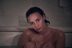 Po senelio mirties Demi Lovato įsiamžino intymioje fotosesijoje