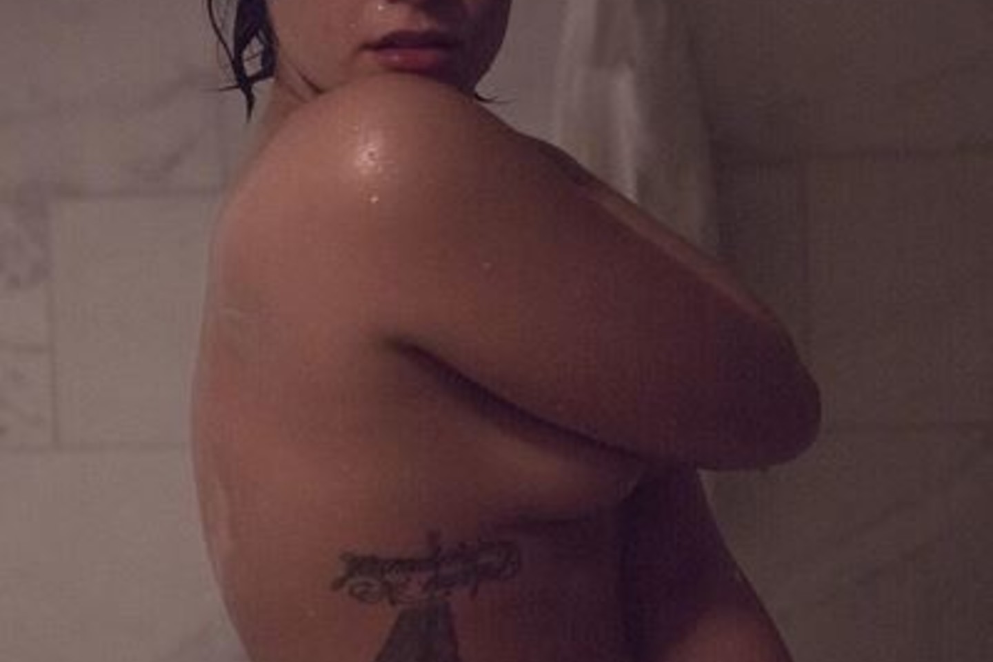 Intymios Demi Lovato fotosesijos viešbutyje kadrai.<br>Patrick Eccelesine („Vanity Fair“) nuotr.