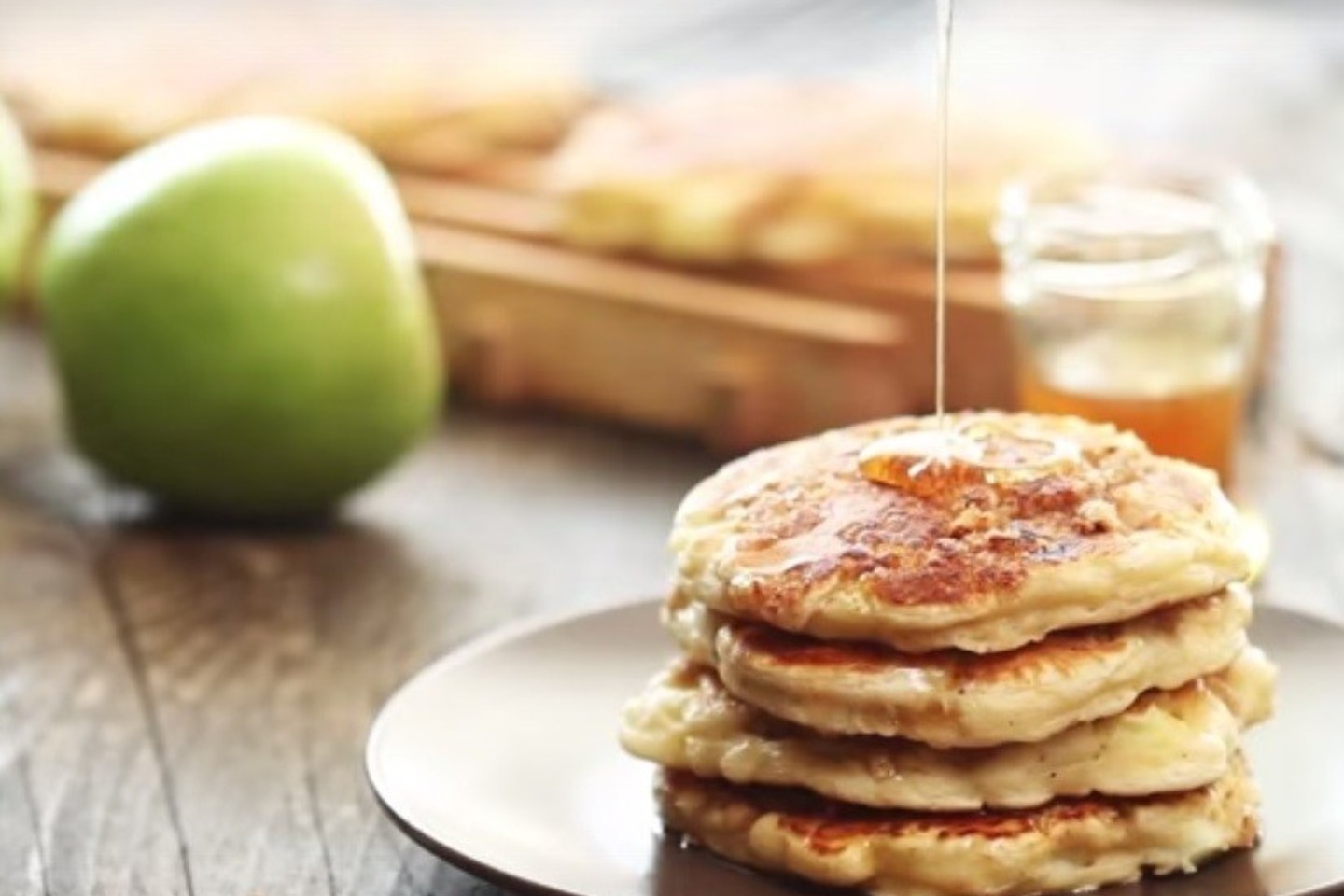 Savaitgalio blynai su obuoliais ir traškia plutele.<br>Stopkadras iš „Home Cooking Adventure“/“Youtube“.
