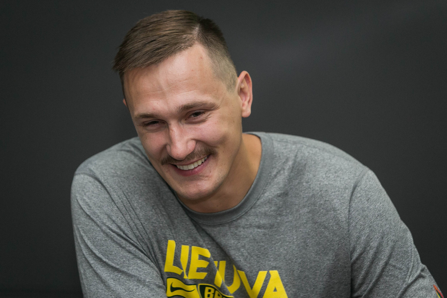 Į Lietuvos krepšinio rinktinės treniruočių stovyklą ūsuotas atvykęs P.Jankūnas po kelių dienų šį atributą nususkuto.