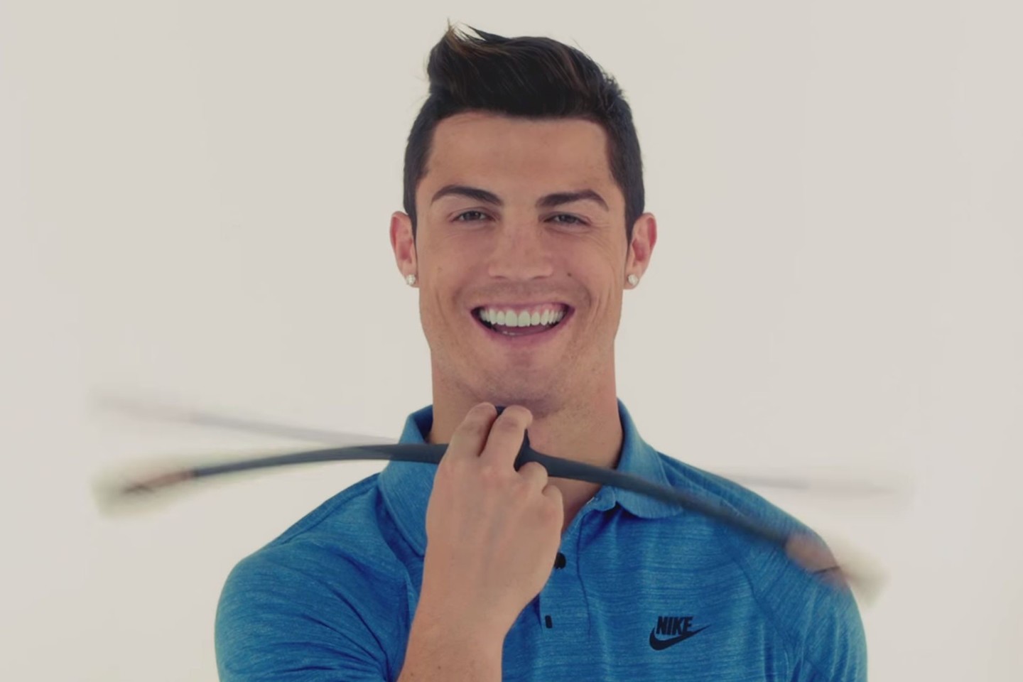 Produkto reklamose nusifilmavo garsus futbolininkas Cristiano Ronaldo, tiesa, „Facial Fitness Pao“ į burną jis taip ir neįsikišo – tik pajudino rankomis.<br>Kadras iš „YouTube“