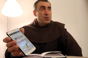 Išmanusis kunigas ragina negarbinti elektroninių stabų