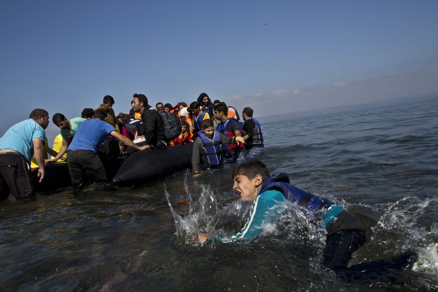 Bet kokie paimti migrantai būtų sugrąžinami į Turkiją, kur būtų pastatytos šešios naujos stovyklos, galinčios priimti iki 2 mln. žmonių.