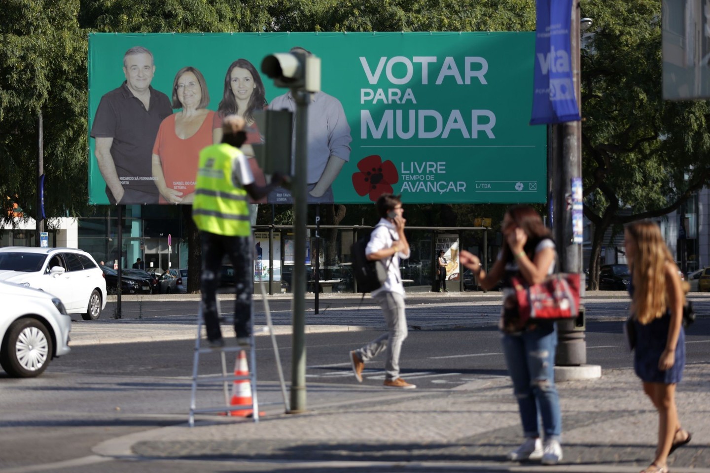 Kelerius metus trunkančios griežto taupymo priemonės suskaldė šalies gyventojus.