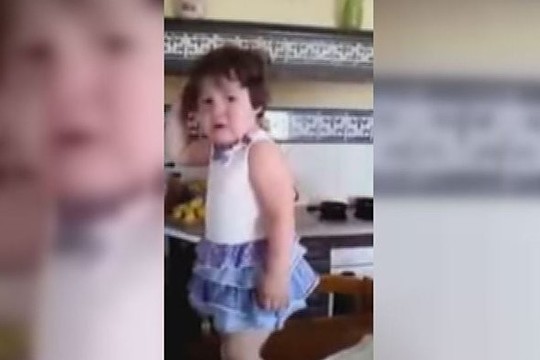 Mergaitės pomėgis filmuotis prajuokino tūkstančius