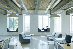 Biure Vilniaus senamiestyje galima dirbti ir ant palangių