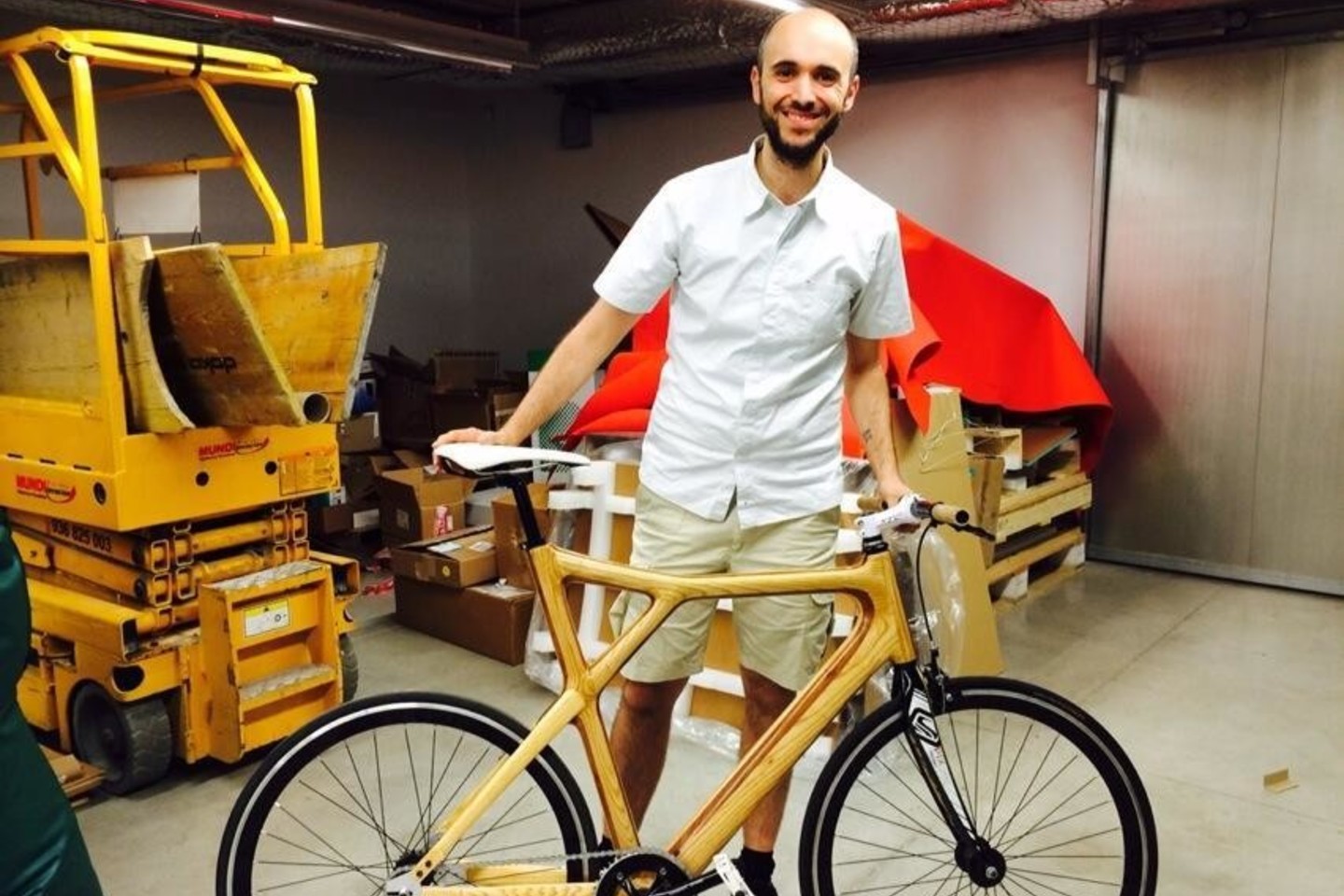 Vienas žinomiausių asmeninių E. Bassi dizaino projektų – medinio rėmo dviratis „Rootless“ (liet. bešaknis), pagamintas naudojant skaitmenines technologijas.<br>Organizatorių nuotr.