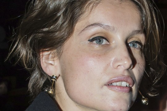 Buvusi manekenė Laetitia Casta mados renginyje stebino išvaizda