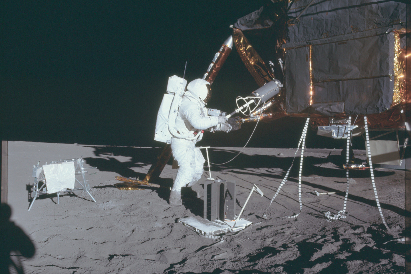 „Apollo“ nuotraukų archyve apstu įvairiausių kadrų: nuo Mėnulio paviršiaus iki astronautų darbo akimirkų.<br>NASA nuotr.