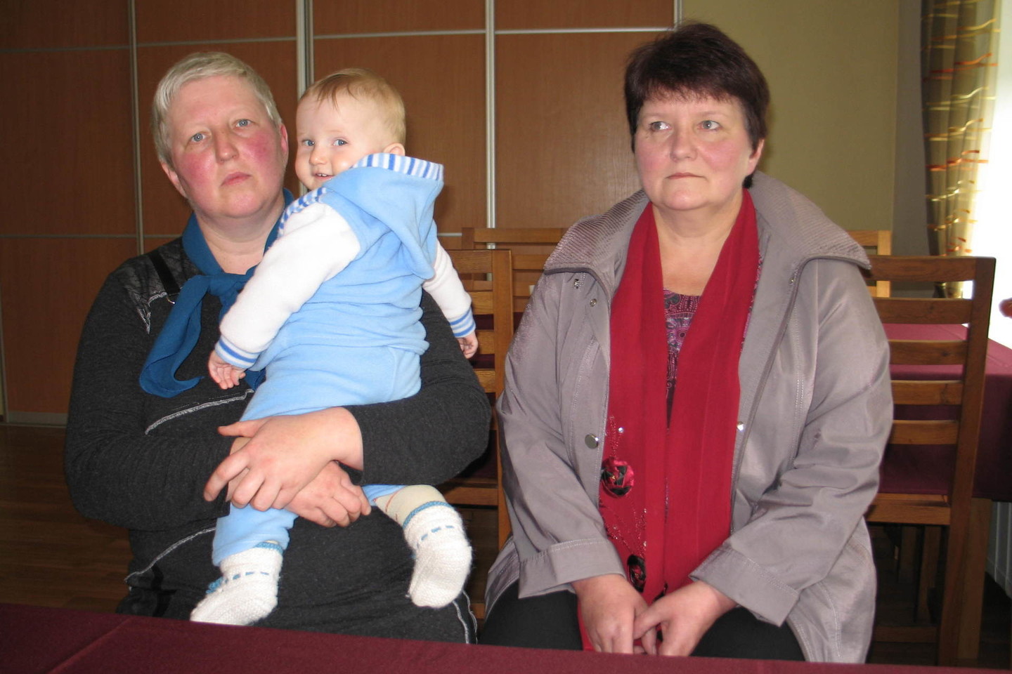 ( iš kairės): R.Šovinytė – Petrulienė ir jos sesuo N.Beličkienė nori savo motiną pasiimti iš RPL;<br>D.Zimblienės nuotr.