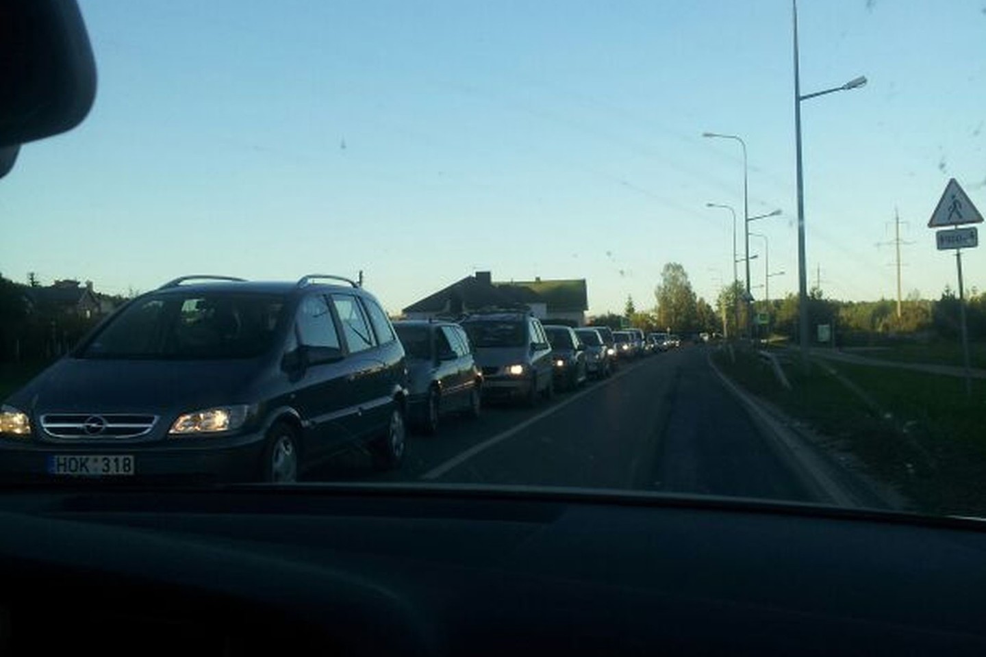 Piko metu buvo remontuojama gatvė ir klojama nauja asfalto danga.