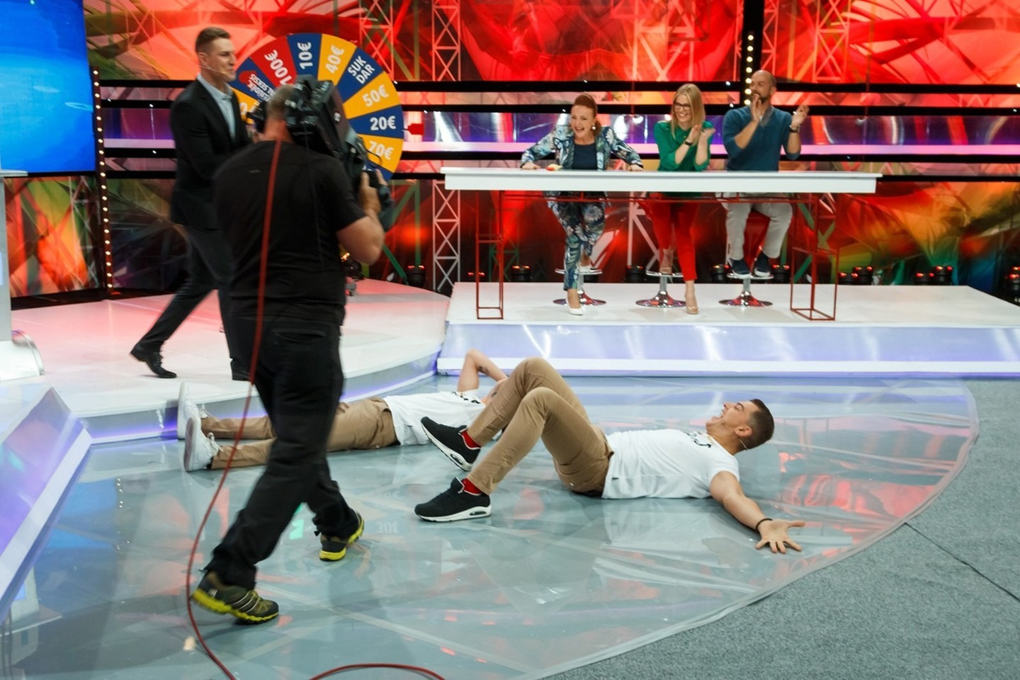 Televizijos eteryje vyrai susikibo dėl grožio.