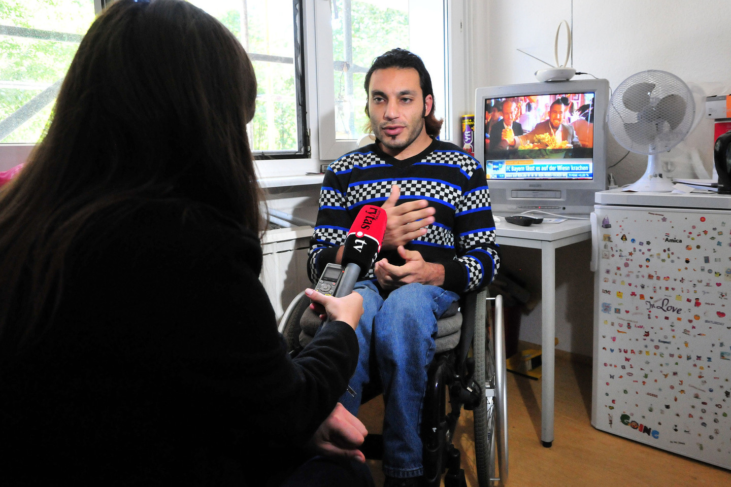 Neįgaliojo vežimėlyje iš Sirijos keliavęs Zaheras Alsakka savo istoriją papasakojo ir „Lietuvos ryto“ televizijos filmavimo grupei.<br>A.Vaitkevičiaus nuotr.