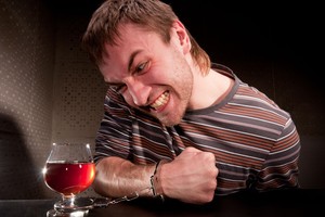 Alkoholio žala negeriančiam daug didesnė nei manyta