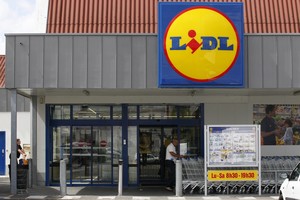 „Lidl“ planuoja didinti darbuotojų atlyginimus