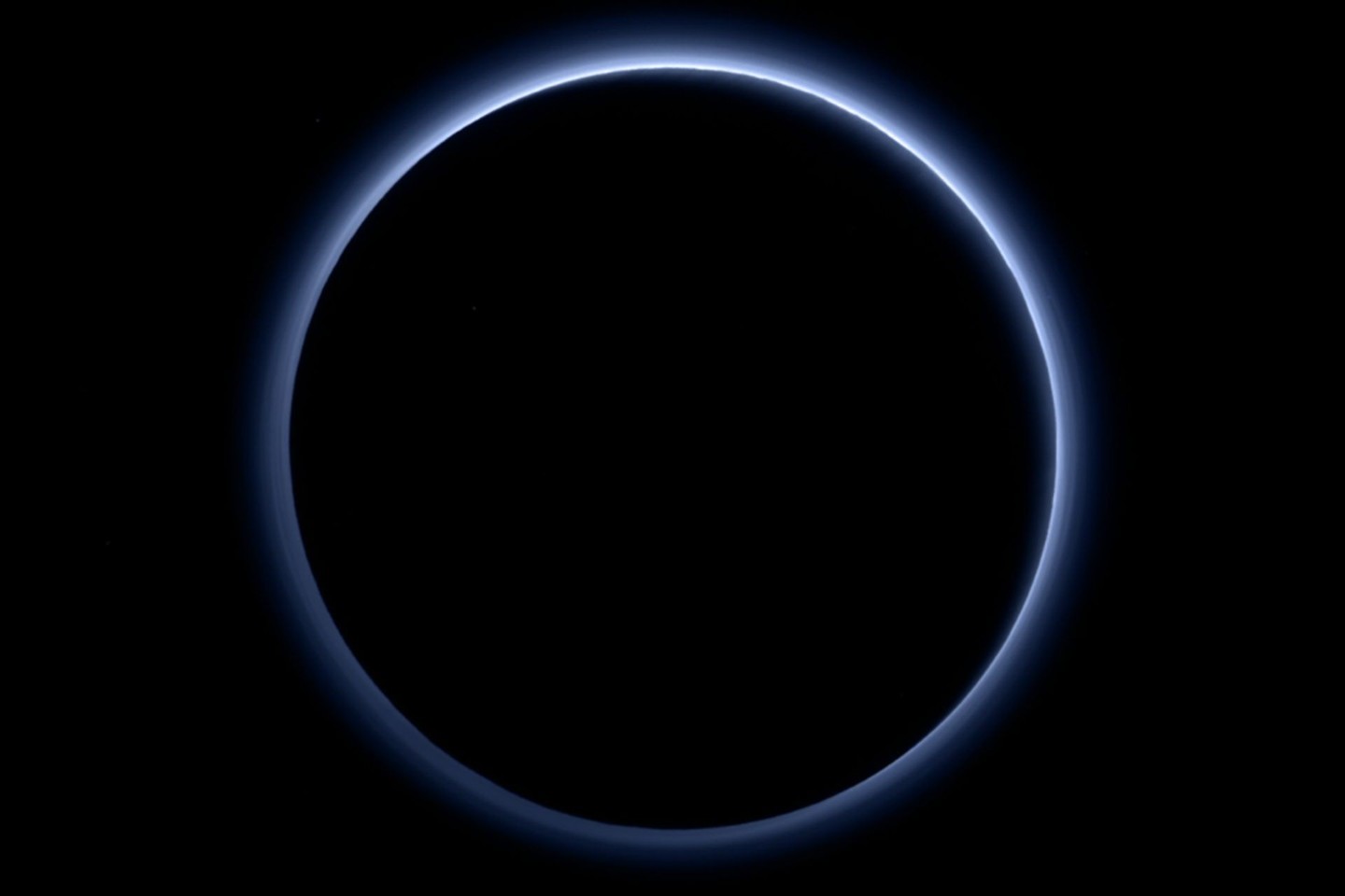 NASA paviešino nuotrauką, kuriame matoma Plutoną gaubianti žydra migla, nufotografuota „New Horizons“ kameromis.<br>NASA nuotr.